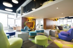 科技办公空间活动区设计效果图