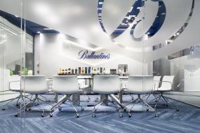 舒适的现代办公室前台装修效果图