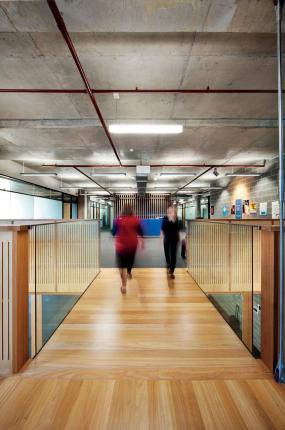 2018实验室白色地砖装修效果图片