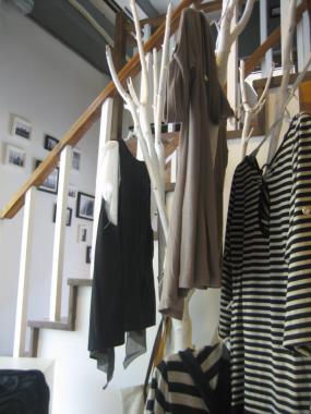 小型女装专卖店置物架装修效果图片