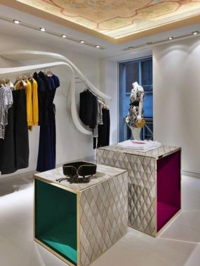 女装专卖店白色墙面装修效果图片