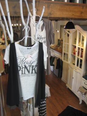 现代风格女装专卖店装修图片