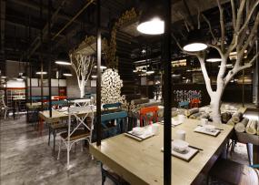 湘菜饭店室内木质隔断装修效果图