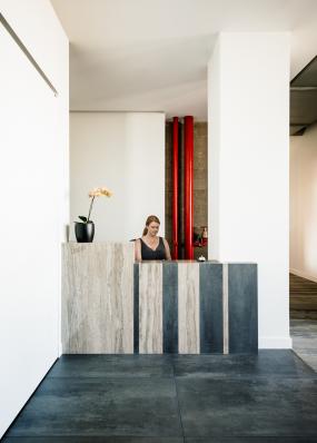 现代简约办公室前台装修效果图