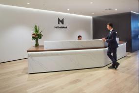 现代简约黑白风格办公室前台装修图 