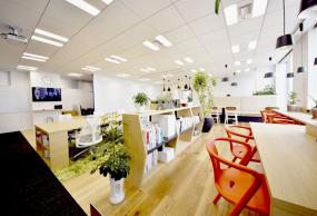 现代简约办公室装饰玻璃墙效果图片