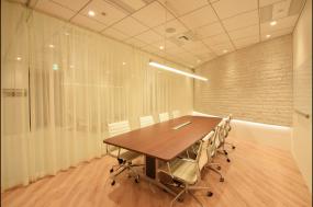 现代简约办公室办公桌隔断装修图