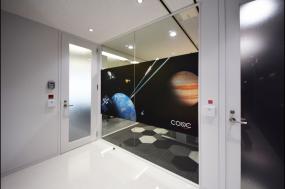 现代简约办公室装饰玻璃墙效果图