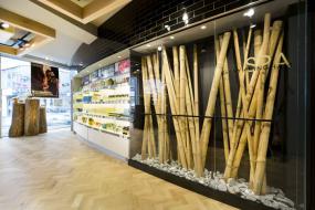 美发店浅色木地板装修效果图