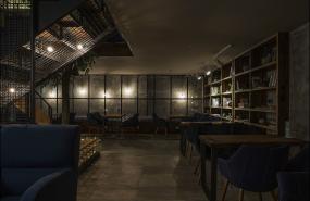 咖啡厅门面室内浅色木地板装修效果图