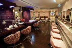 大型商场美甲店室内地板砖装修案例