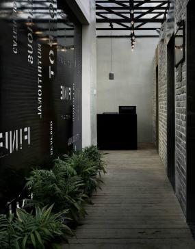 火锅店门面室内过道装修效果图片