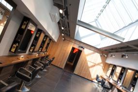 现代风格美发店门面装修图