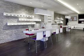 现代简约设计吊顶眼镜店店面装修图