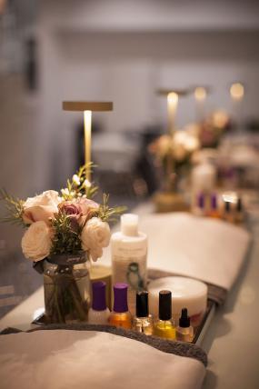 小型现代风格美甲店室内装修图