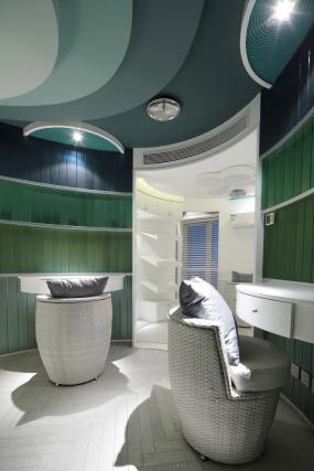 美容门面简约室内装修效果图