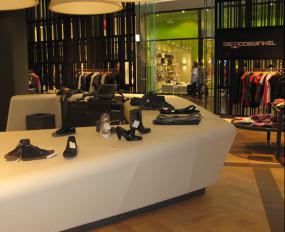 黑白风格服装店装修货架效果图大全