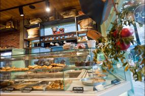 蛋糕店门面室内货架装修设计图片