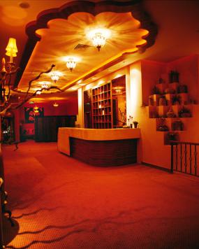 高档美容门面装修风格图片2018