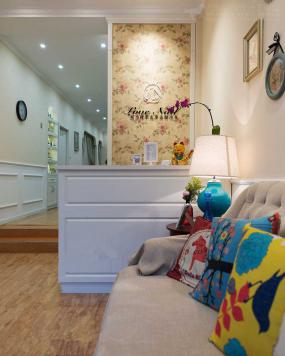 最新美甲店木质隔断装修效果图片