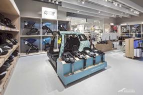 简约童装店装修货架装修效果图片