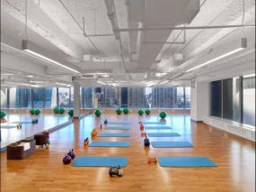 写字楼办公室玻璃门装修效果图片