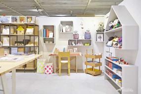 现代童装店门面室内置物架装修效果图片