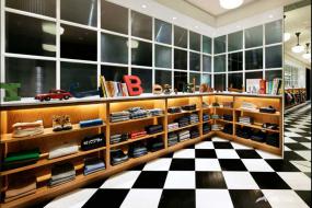 个性童装店玻璃展示柜装修图片