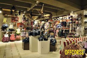 最新童装店门面室内原木地板装修效果图片