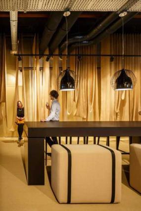 写字楼办公桌植物装饰效果图