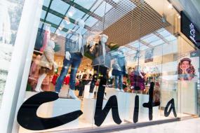 大型童装店室内挂衣架装修效果图片