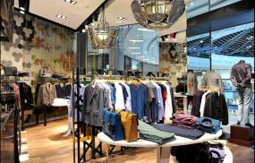 简约美式装修风格服装店货架效果图