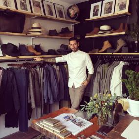 现代简约10平米服装店男装店面装修效果图