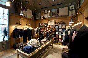 90平后现代装修风格服装店装修货架