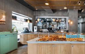 蛋糕店门面室内黄色墙面装修效果图片