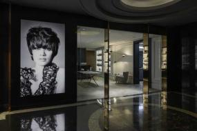 最新美发店装修浅色木地板