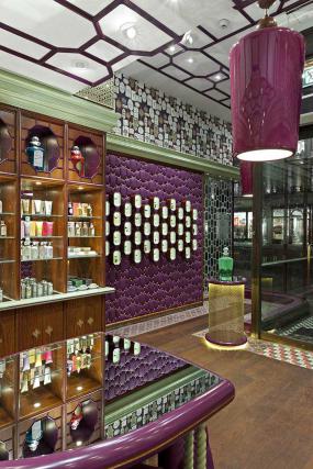 2018最新化妆品店室内装修图片