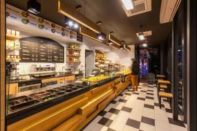 小型蛋糕店门面室内玻璃柜子装修效果图片欣赏