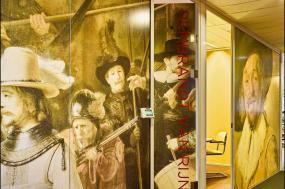 简洁时尚办公室隔断效果图