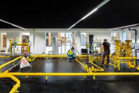 现代办公室风格办公桌隔断图片