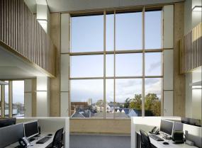 刚装修的大型办公室吊顶效果