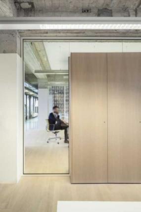 现代办公室隔断效果图