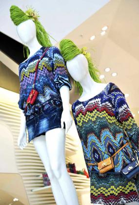 经典女服装店墙面装饰装修效果图片