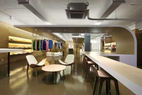 现代简约风格女服装店吊顶装修效果图