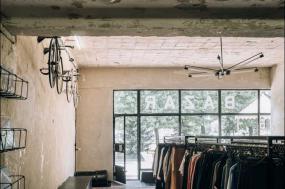 商场男服装店货架装修效果图