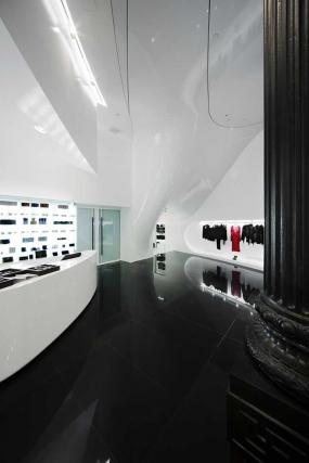 女服装店室内原木地板装修效果图片