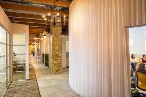 最新办公室玻璃隔断设计效果图图片