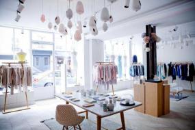 现代风格女服装店室内装修效果图片