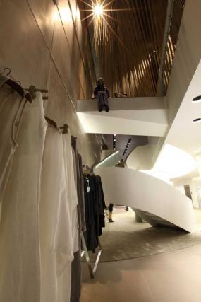 品牌女服装店玻璃门装修效果图片