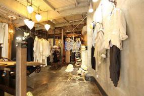 时尚小型女装服装店货架装修效果图片